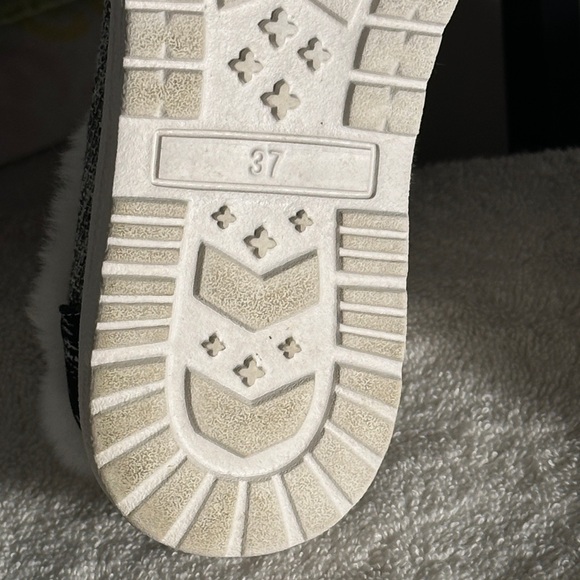 Cozy Gray Faux Fur Lined Slippers - Picture 3 of 6